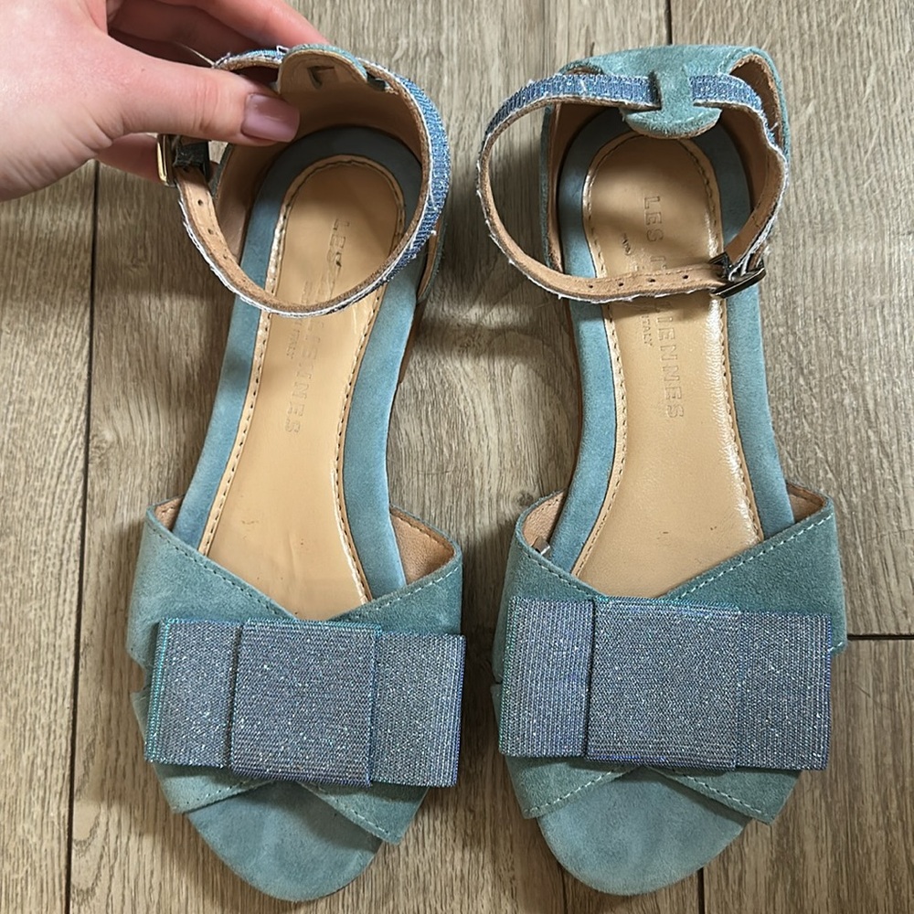 Les italiennes Blue Sandals with Bow Accent